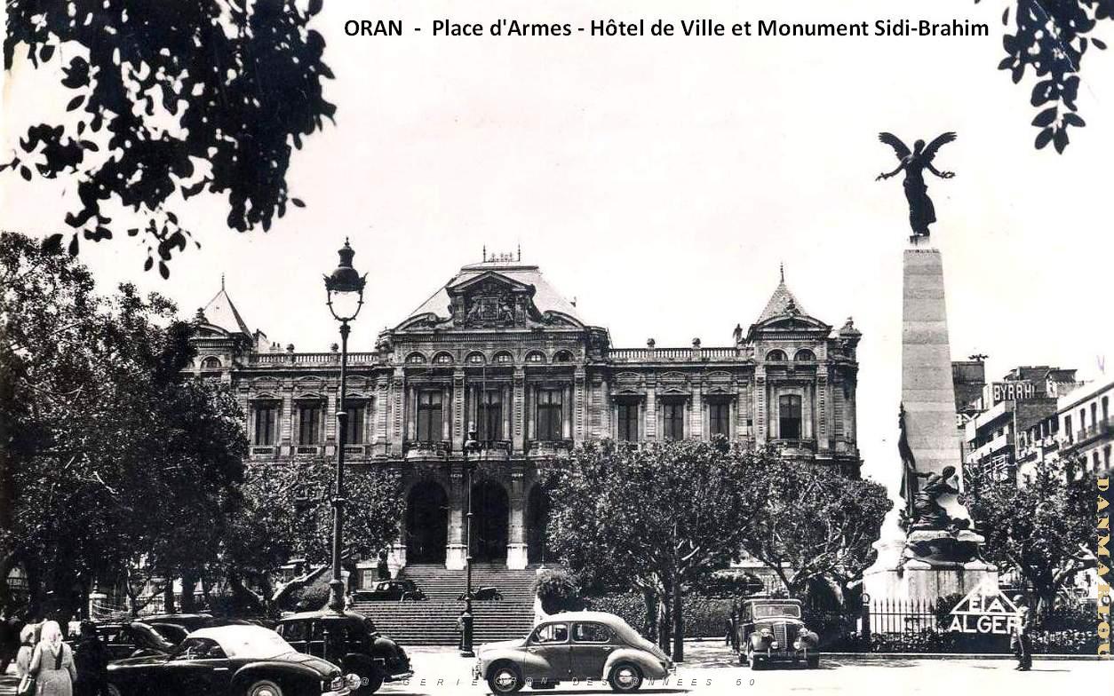 Oran - Place d'Armes - Hotel de Ville et Monument Sidi-Brahim.jpg
